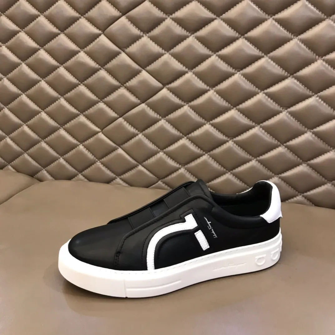 p400【Salvatore Ferraga**】New men's low-top casual shoes! Top-quality cow products, original lasts, made of imported cowhide, first-class texture, first-layer sheepskin lining! Original outsole! The details are exquisite and the style is versatile and upscale! Decorated with a three-dimensional Gancini logo, the back of the tongue and lace-up piping add a pop of color. The high-tech sole features a holographic pattern and Gancini details, making it ideal for a practical yet stylish everyday look. Code number 38-44 (45 can be customized)